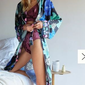 NWT Karen Mabon Robe in “Wisteria” Print, size medium